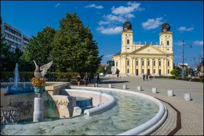 Dans quel pays se trouve Debrecen, ville de 200 000 habitants ?