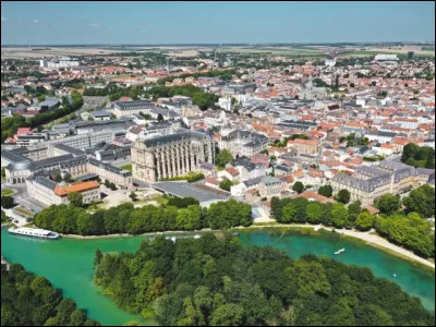 Quelle est cette ville de 43 000 habitants, préfecture du département ?