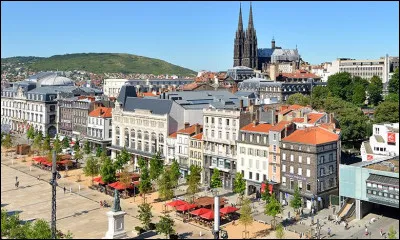 Quelle est cette ville de 147 000 habitants, préfecture et plus grande ville du département ?