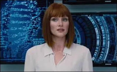 Qui supervise l'ensemble des opérations de "Jurassic World" ?