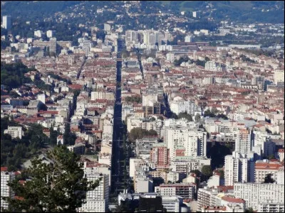 Quelle est cette ville de 172 000 habitants, préfecture et ville la plus peuplée du département ?