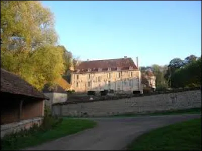 Notre balade dominicale commence en Bourgogne-Franche-Comté, au château d'Antigny-le-Château. Lieu-dit rattaché à la commune de Foissy, dans l'arrondissement de Beaune, il se situe dans le département ...