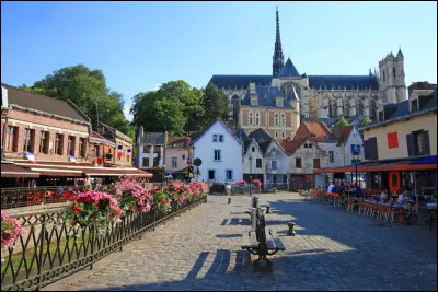 Quelle est cette ville de 133 000 habitants, préfecture et ville la plus peuplée du département ?