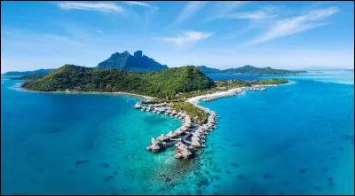 Quelle est cette île, des îles Sous-le-Vent en Polynésie, célèbre pour son lagon ?