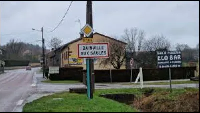 Nous démarrons notre balade en Lorraine, à l'entrée de Bainville-aux-Saules. Village de l'aire d'attraction de Vittel-Contrexéville, il se situe dans le département ...