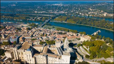 Quelle est cette ville de 90 000 habitants, préfecture et ville la plus peuplée du département ?