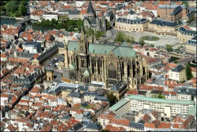 Quelle est cette ville de 120 000 habitants, préfecture et ville la plus peuplée du département ?