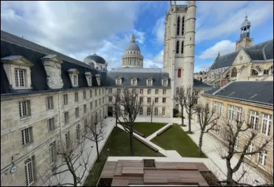 Dans quelle grande ville ce lycée Henri-IV est-il situé ?