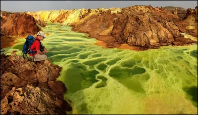 On commence fort avec ce volcan de soufre au milieu d'un désert de sel ! Rare et étonnant ce merveilleux volcan se situe en...