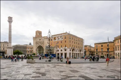 Dans quel pays se trouve Lecce, ville de 95 000 habitants ?