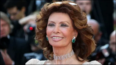 Qui est cette actrice italienne, naturalisée française qui joue le rôle principal dans le film ''La Chute de l'Empire romain'' ?