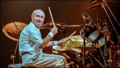 Qui est ce célèbre chanteur, batteur, pianiste et membre du groupe Genesis qui fut ensuite connu en solo ?