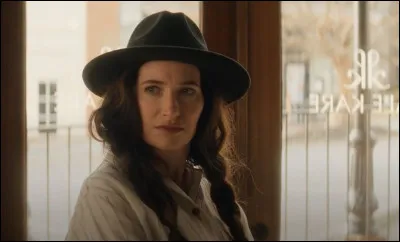 Dans quelle série Disney+ voit-on l'actrice Kathryn Hahn comme sur la photo ?