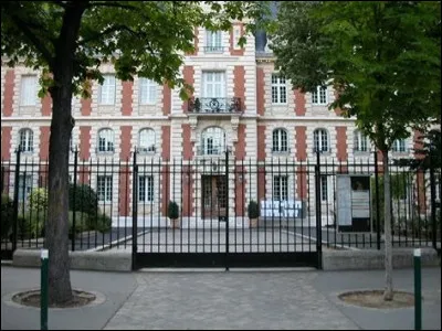 Dans quel lycée Michel Blanc rencontre-t-il des amis qui deviendront des célébrités de cinéma ?