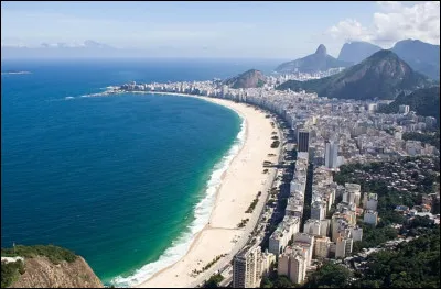 On commence notre tour du monde par cette plage très célèbre le long de Rio de Janeiro, avec une vue dégagée, connue pour ses sports de plage. Quel est son nom ?