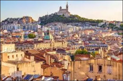 La ville de Marseille a-t-elle pour surnom la "Cité Méditerranéenne" ?