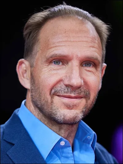 Quel personnage emblématique Ralph Fiennes interprète-t-il ?