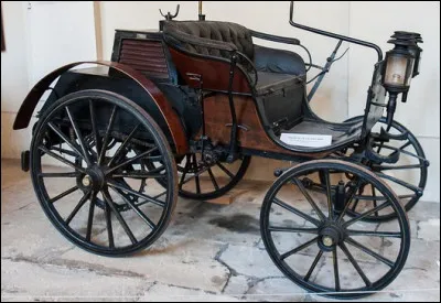 René Panhard démarre la construction d'automobiles en série en...