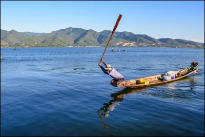 Commençons par cette longue perche dont un pêcheur se sert pour battre les herbiers, remuer la vase et troubler leau, afin que le poisson entre plus facilement dans les filets. Comment s'appelle cet outil ?