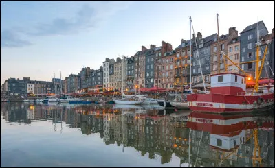 Dans quel département français se situe la ville de Honfleur ?