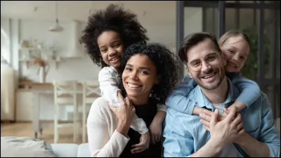 Yvon Ferrelafère est en couple avec Emma Plaqué. Yvon a eu une fille d'une précédente union. Sa fille est Aude Roche. Emma a eu un fils d'une précédente union aussi. Son fils s'appelle Alex Terrieur. Yvon et Emma ont une fille. Elle s'est mariée et s'appelle...