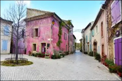 Notre balade démarre aujourd'hui au milieu de ces maisons colorées, à Assignan. Commune de l'arrondissement de Béziers, elle se situe dans le département ...