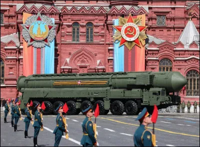 Sur quelle célèbre place de Moscou, en Russie, ont lieu d'impressionnants défilés militaires ? Récemment, on y a vu le missile Satan 2, comme sur l'image.