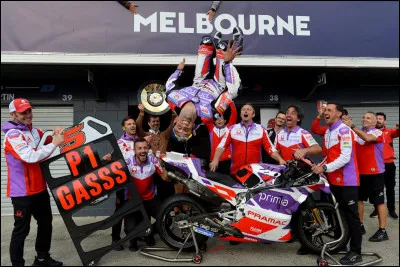 Revenons sur ce quil sest passé sur cette piste lannée dernière. Notre Français Johann Zarco avait remporté sa première victoire après une course folle. Pourquoi Martín a-t-il perdu tout ce temps sur les derniers tours ?