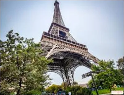 La tour Eiffel a vu le jour au XXe siècle.