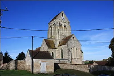 Il faut entrer dans l'église de ce village de l'Aisne pour en trouver le nom ...