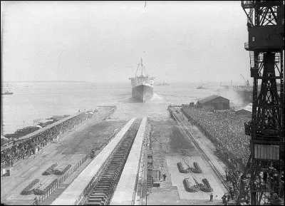 Les chantiers de Saint-Nazaire sont en effervescence, leur dernier paquebot est mis à leau. Il sera lorgueil de la Compagnie générale transatlantique et comme le veut la tradition cest à madame de Gaulle quest revenu lhonneur de le nommer. Comment la-t-elle baptisé ?