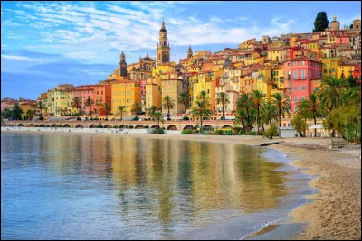 Quelle est la première ville française après la frontière italienne, quand on arrive sur la côte d'Azur ?