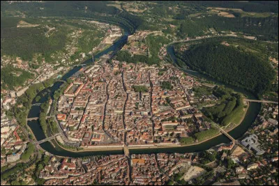 Quelle est cette ville, préfecture et principale ville du département avec 120 000 habitants ?