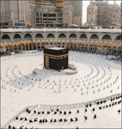 Où se situe la Kaaba, un édifice datant du VIIe siècle et recouvert d'une étoffe de soie noire ?