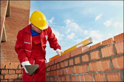 Complétez le proverbe ''c'est ... quon voit le maçon !''