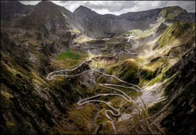 Transfăgărășan, c'est le nom de cette magnifique route serpentant les montagnes des monts Făgăraș, dans les Carpates. Saurez-vous la situer ?