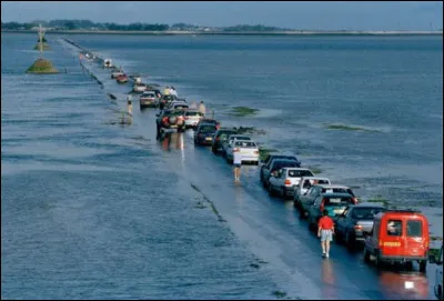 On commence par la France avec le passage du Gois, reliant l'île de Noirmoutier à Beauvoir-sur-Mer. Il traverse l'océan sur 4 kilomètres. Le problème est qu'il est recouvert en cas de marée haute, ce qui peut piéger certains imprudents. Dans quel département sommes-nous ?