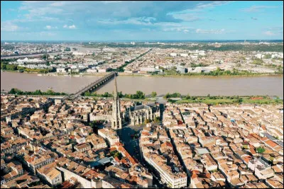 Quelle est cette ville, préfecture et première ville du département avec 260 000 habitants ?