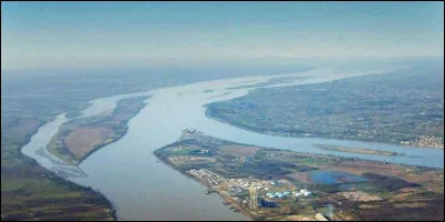 Comment appelle-t-on le point de confluence entre la Dordogne et la Garonne, qui marque le début de l'estuaire de la Gironde ?