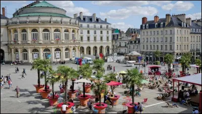 Quelle est cette ville, préfecture et ville la plus peuplée du département avec 225 000 habitants ?