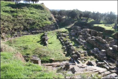 Dans quel pays peut-on admirer les ruines du théâtre antique de Sparte ?