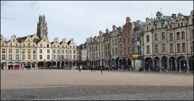 Quelle est cette ville, préfecture du département, connue pour ses places ?