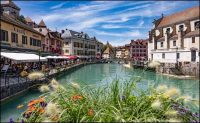 Lequel de ces lacs (en photo) est situé en Haute-Savoie ?