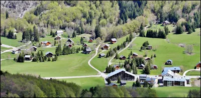 En arrivant dans cette petite commune de l'Isère, située entre Vizille et Bourg-d'Oisans, on peut se demander pourquoi elle ne bouge pas ...