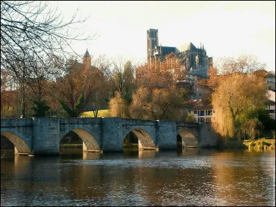 Quelle est cette ville, préfecture et première ville du département avec 130 000 habitants ?