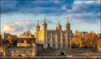 Située au bord de la Tamise, la tour de Londres est une forteresse ancienne. À l'origine, c'était une prison, mais elle accueille aujourd'hui les joyaux de la couronne royale. Elle est également considérée comme un des lieux les plus hantés du pays. Quelle est sa date de début de construction ?