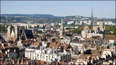 Quelle est cette ville, préfecture et première ville du département avec 159 000 habitants ?