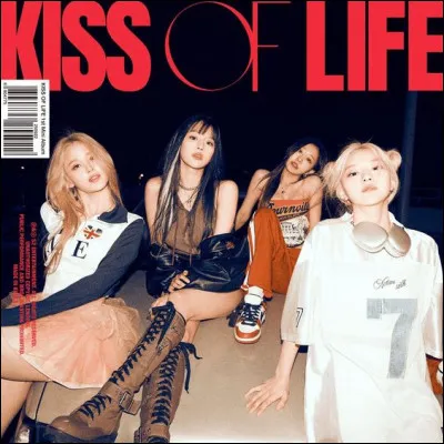 Comment se nomme le premier son solo de Julie dans l'album "KISS OF LIFE" ?