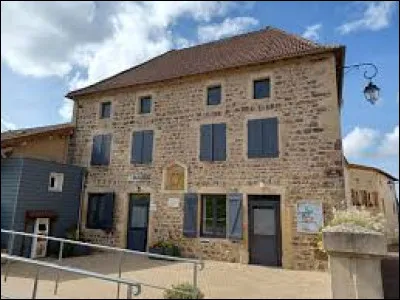 Notre balade du 11 novembre commence en Auvergne-Rhône-Alpes, à Belleroche. Village de l'arrondissement de Roanne, il se situe dans le département ...