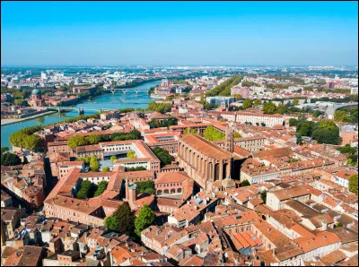 Quelle est cette ville, préfecture et première ville du département ?